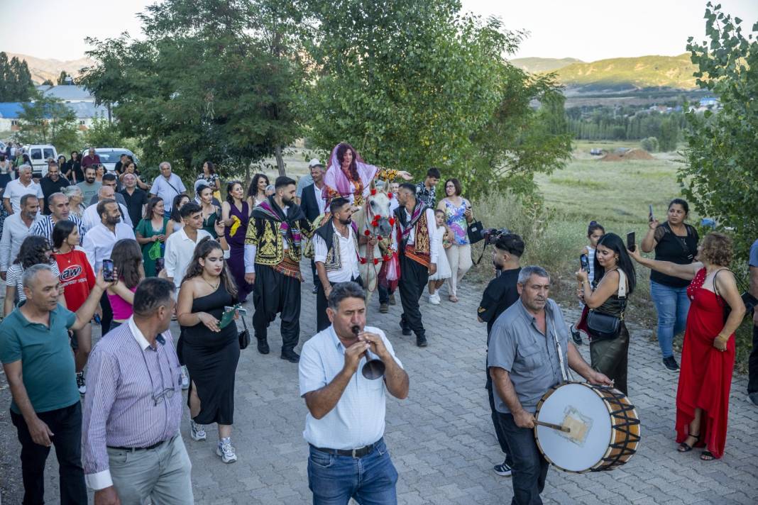 Almanya'dan gelin geldi: Tunceli düğününde tek tek hepsini yerine getirdi 10